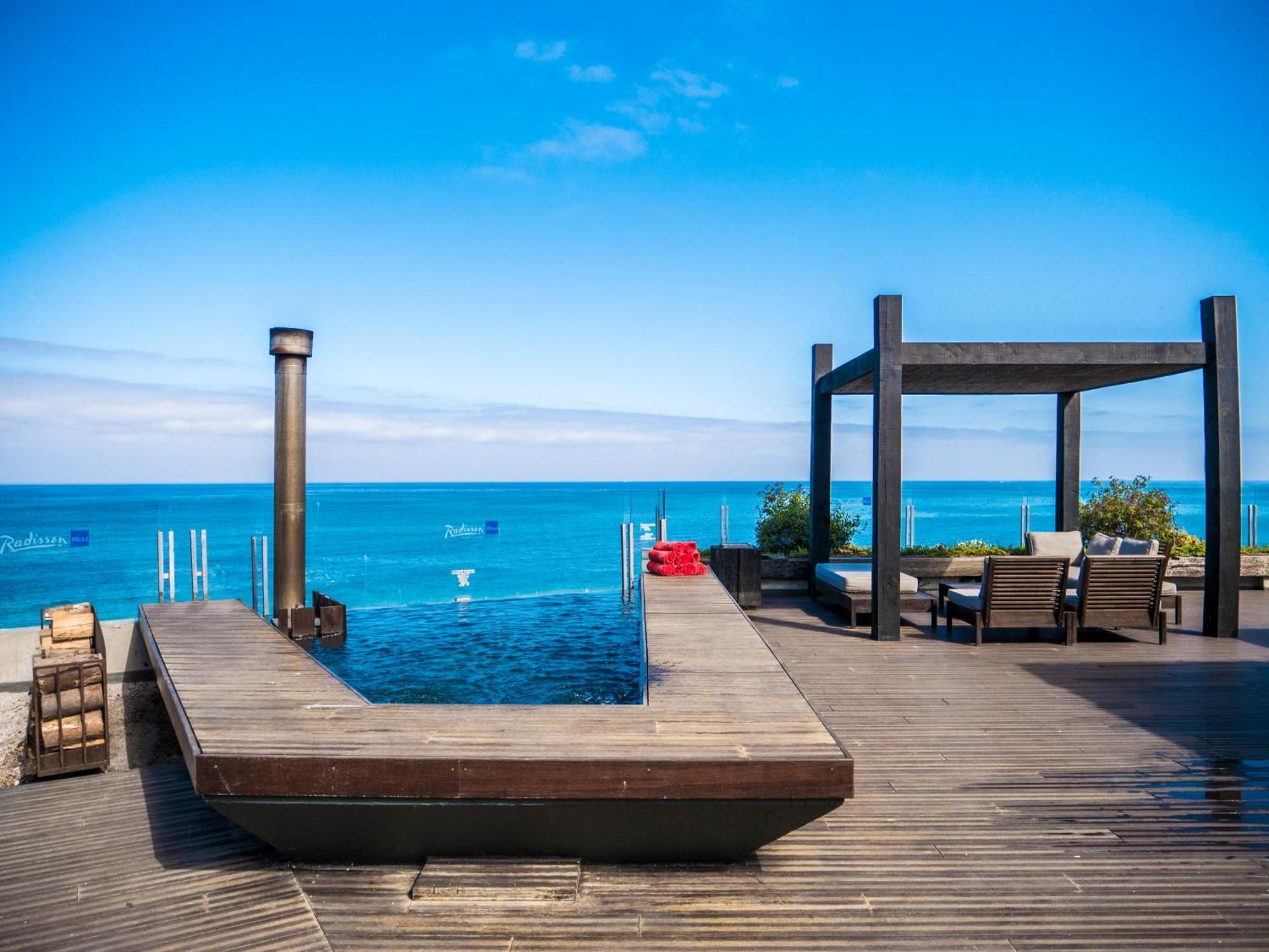 Radisson Blu Acqua Hotel & Spa Конкон Экстерьер фото Rooftop pool at the Hotel