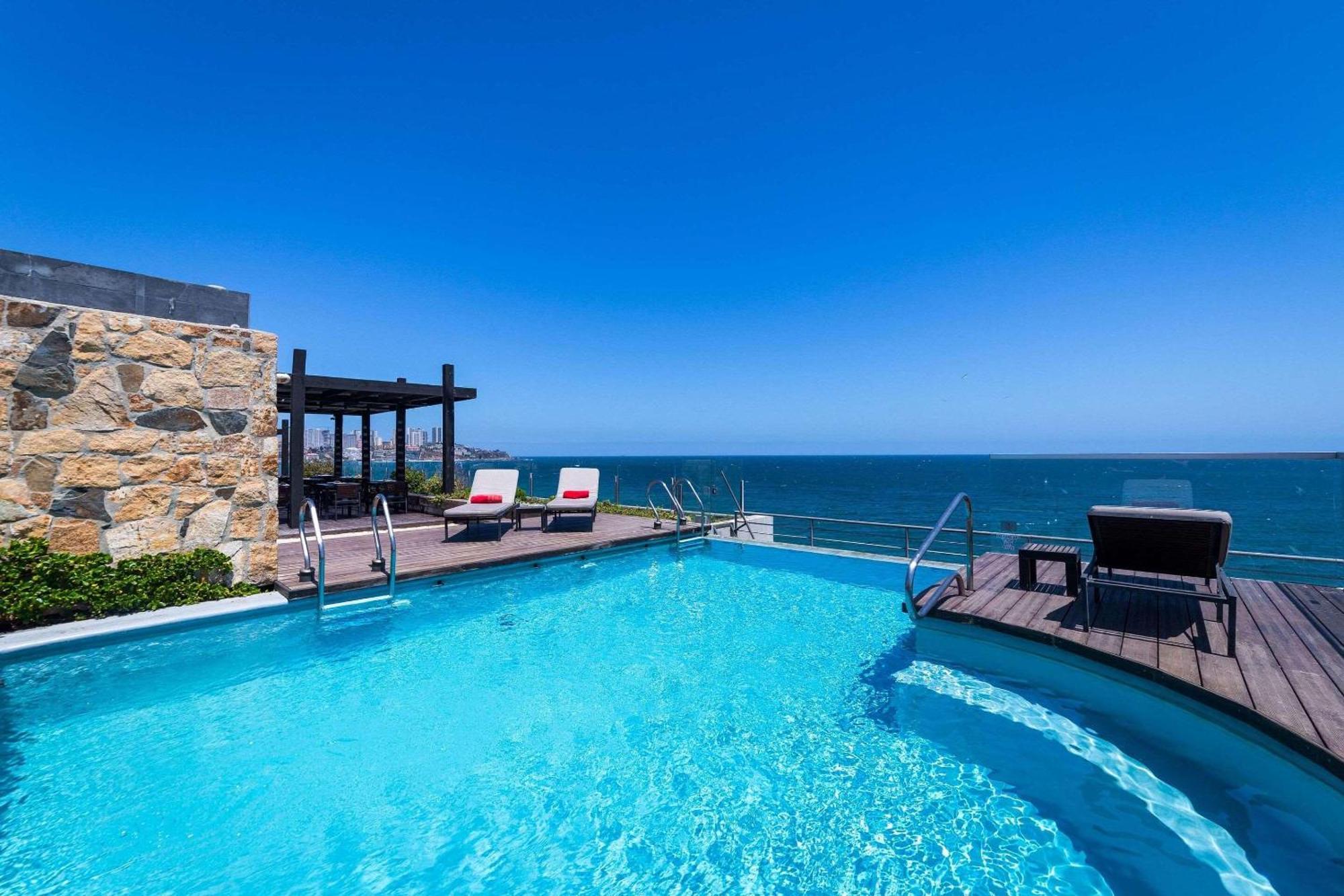Radisson Blu Acqua Hotel & Spa Конкон Экстерьер фото Infinity pool at the Cape of Good Hope